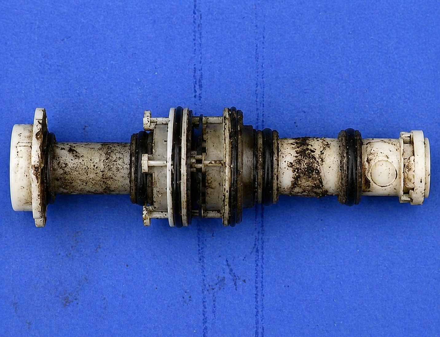 Basınçlı hava hattındaki partikül kirliliği nedeniyle hasar görmüş valf parçası