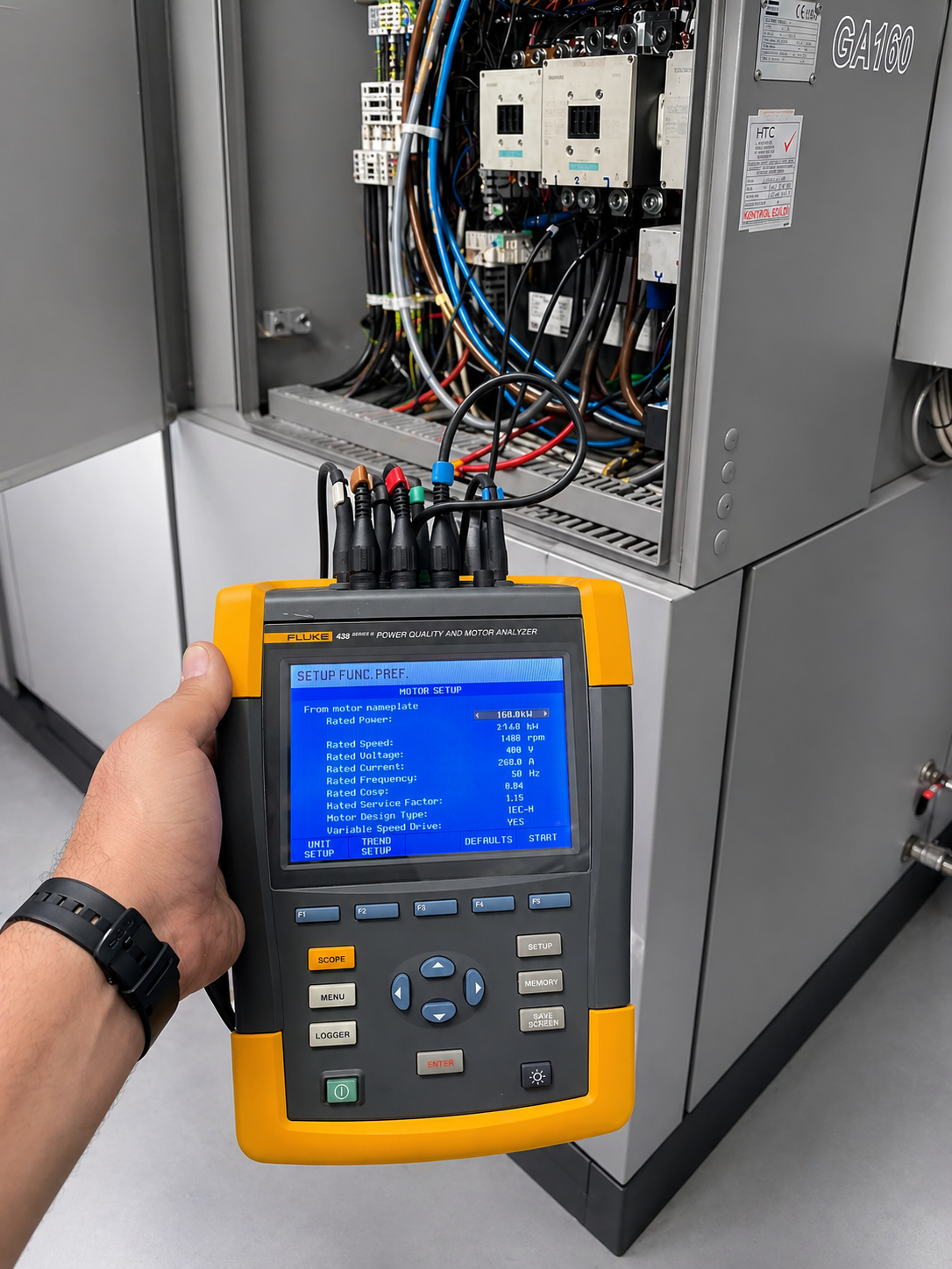 Kompresör pano içine bağlanmış güç kalitesi ve motor analiz cihazı