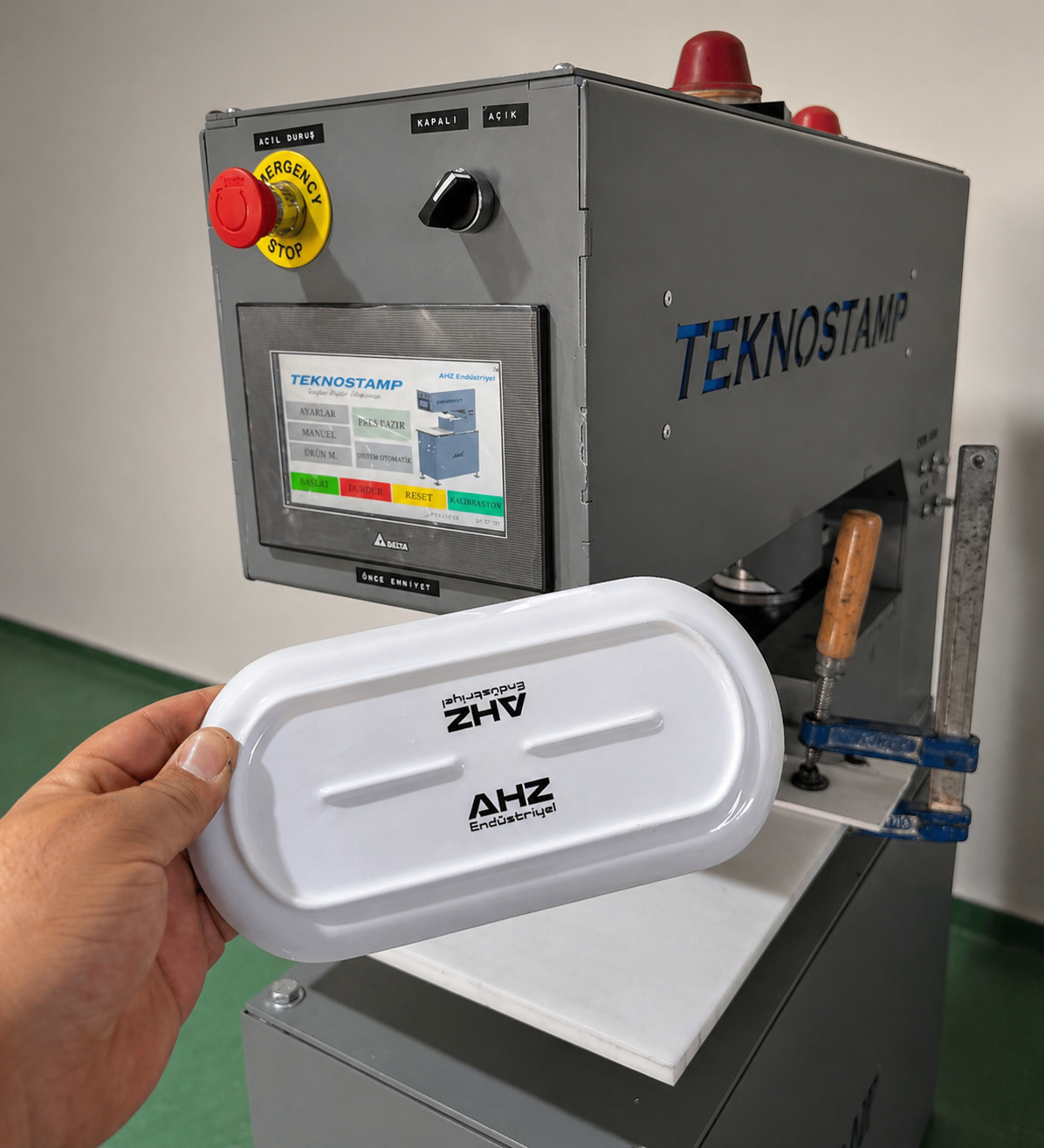 Teknostamp tampon baskı makinesi — HMI paneli ve baskı edilmiş AHZ ürünü
